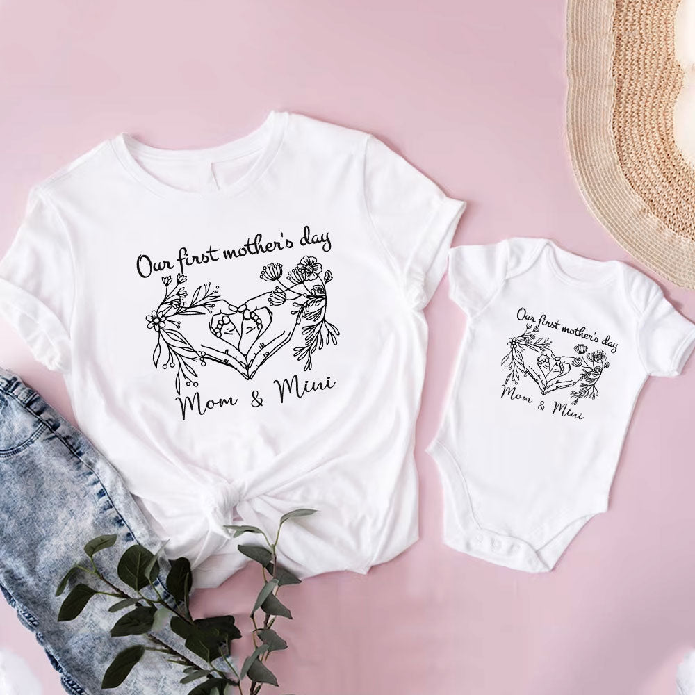 Mom Holding Baby Feet Clothing Set Shirt Bodysuit Onesie Custom Name For Mom and Baby, First Mom Gift in Mother's Day 2023 MI0280